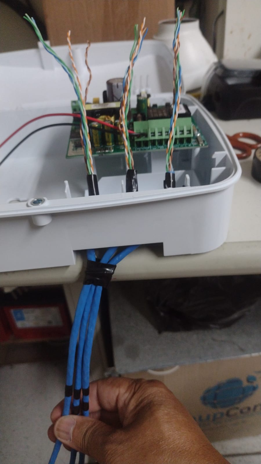 Dispositivos do controle de acesso com placa, cabos e caixa de montagem